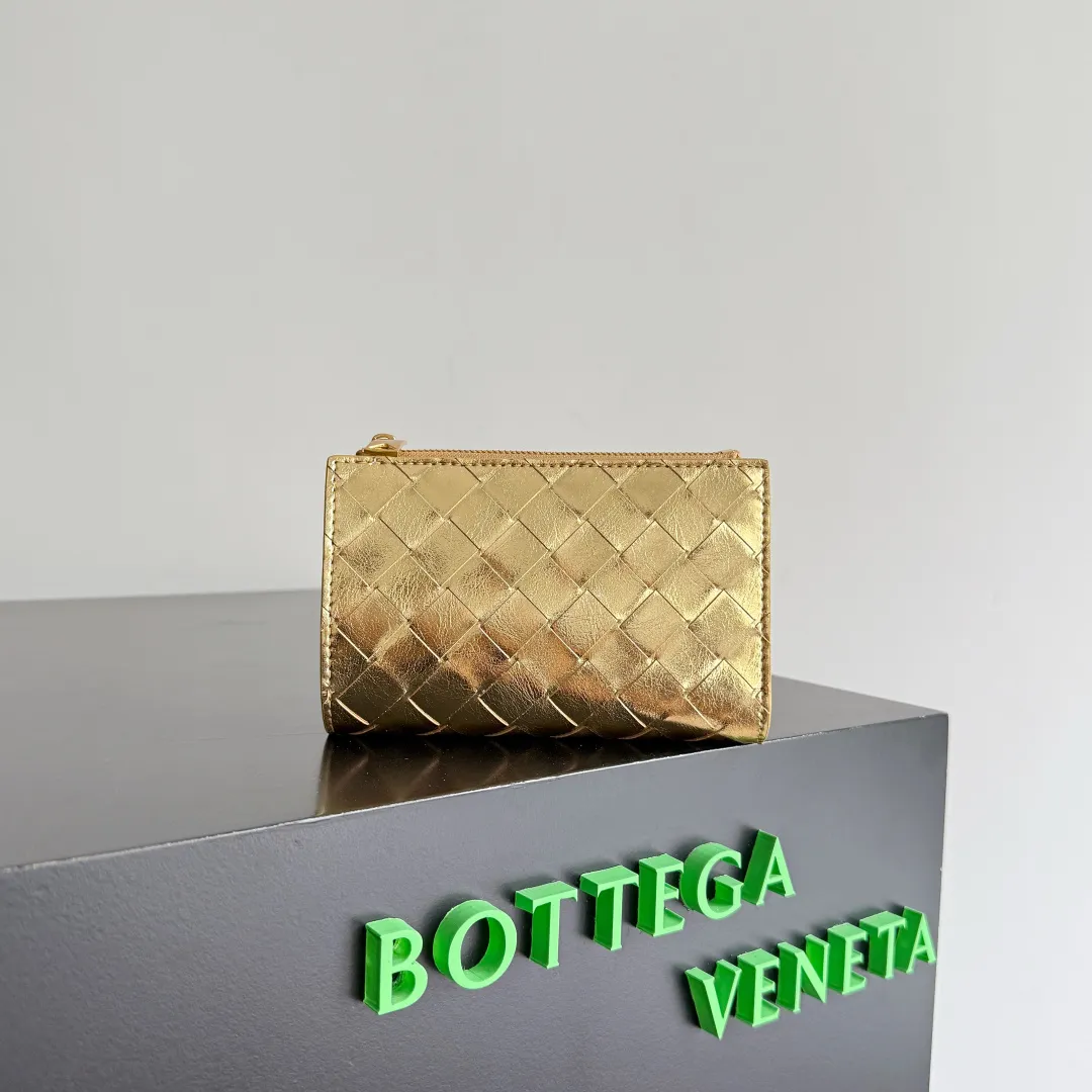Batch 960 of BOTTEGA VENETA’s new woven small wallets are now shipping! ! ! 🥰🥰Made of carefully selected first-layer sheepskin fabric, this small luxury wallet has an elegant appearance and is also full of practicality. It can store change, driver's license and various cards at the same time. It is so small that it can be put in your pocket and carried with you. It is really convenient [Applause][Applause] Style No.: 667468 Size: 14.5*9.3*2cm